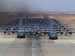 Letecká základna Dyesse v Texasu 6. prosince 2014. Jedenáct C-130H Hercules "a...