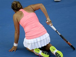 Obrazn i pomysln na kolenou se ocitla esk tenistka Barbora...