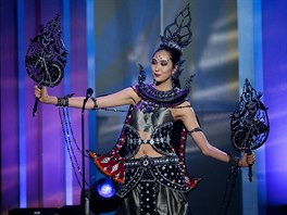 Miss Thajsko Pimbongkod Chankaewová v národním kostýmu na Miss Universe (Miami,...
