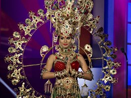 Miss India Noyonita Lodhová v národním kostýmu na Miss Universe (Miami, 21....