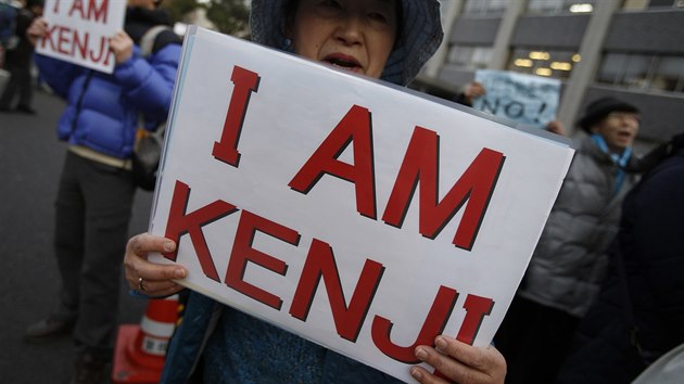 Japonce video pobouilo. Nkte vyjdili sv rozlen transparenty s heslem J jsem Kendi. Heslo se rozilo jako idiom protestu proti terorismu po toku na tdenk Charlie Hebdo ve Francii. (25. ledna 2015)