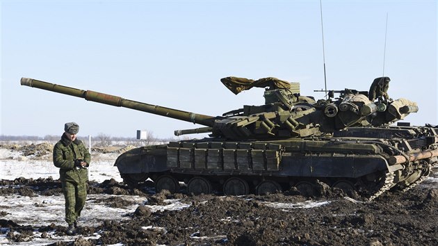 Tank proruskch separatist nedaleko Luhansku (14. ledna 2015)