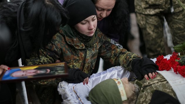 Kyjev. Poheb bojovnka dobrovolnickho praporu Azov, kter zahynul na vchod Ukrajiny (20. ledna 2015)