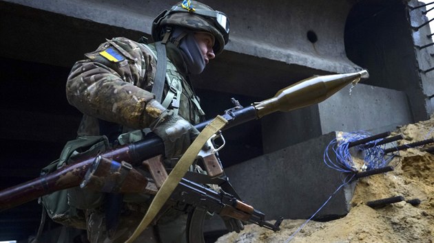 Ukrajinský voják ve vesnice Peski západn od donckého letit (22. ledna 2015)