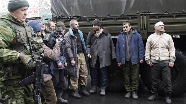 Povstalci po dobyt letit zajali asi dvactku ukrajinskch vojk a vedli je ulicemi Doncku  (22. ledna 2015)
