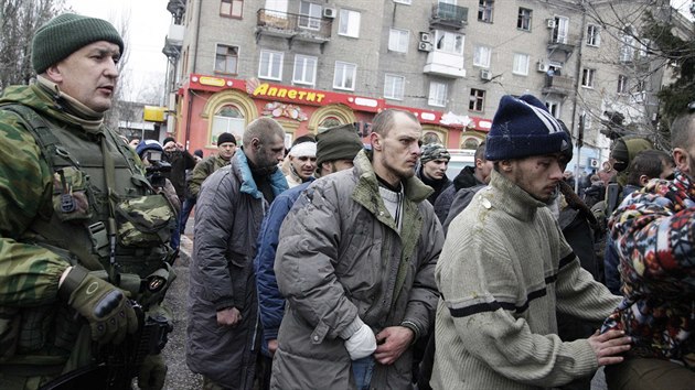Povstalci po dobyt letit zajali asi dvactku ukrajinskch vojk a vedli je ulicemi Doncku  (22. ledna 2015)