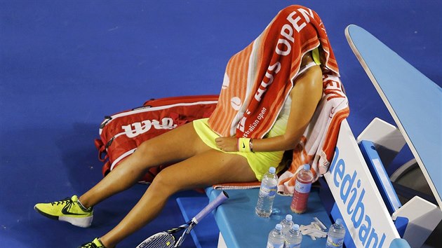 PORAEN. Victoria Azarenkov si tvrtfinle Australian Open nezahraje, lep byla Dominika Cibulkov.