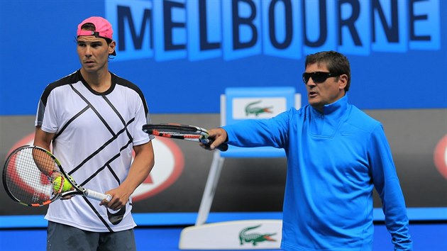 Rafael Nadal naslouch, jeho strc Toni rozdv pokyny.