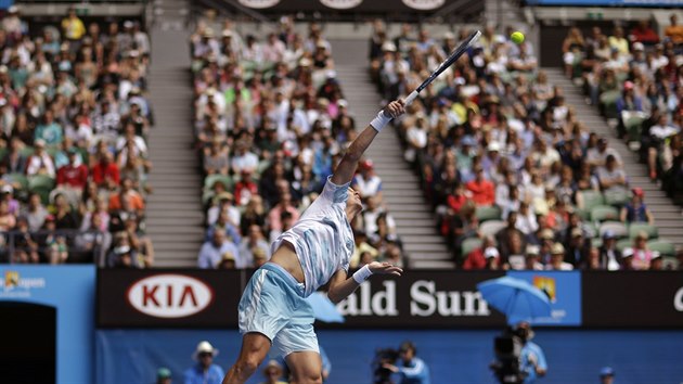 Tomá Berdych podává v utkání s Rafaelem Nadalem ve tvrtfinále Australian Open.