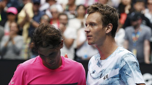 Tomá Berdych utuje Rafaela Nadala po tvrtfinále Australian Open.