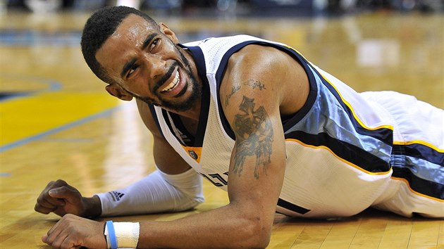 Mike Conley z Memphisu bere svj pd s smvem.