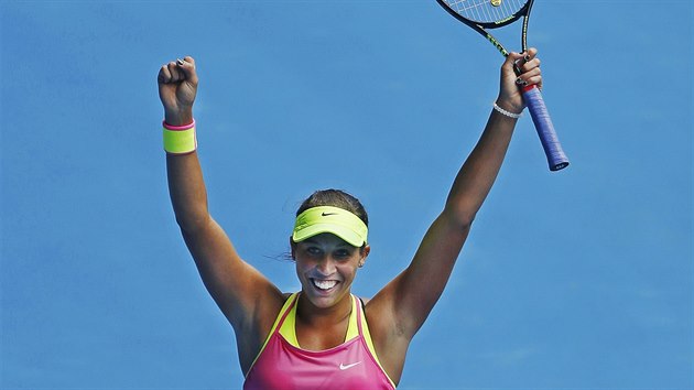Madison Keysová slaví postup po utkání s Venus Williamsovou.