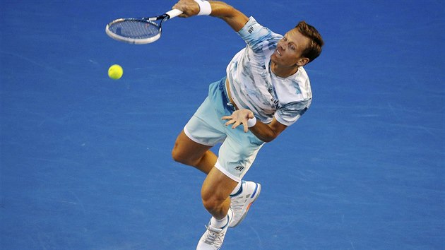 SERVIS. Tomá Berdych se poádn opel do podání.