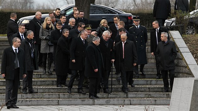 Prezidenti esk republiky a Slovenska poloili 26. ledna 2015 vnce na Nrodn hbitov v Terezn.