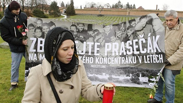 Sdruen Konexe v Terezn v rmci pietnho aktu za obti romskho holokaustu pipomnlo, e na mst tbora pro Romy v Letech u Psku stoj dodnes prasek.