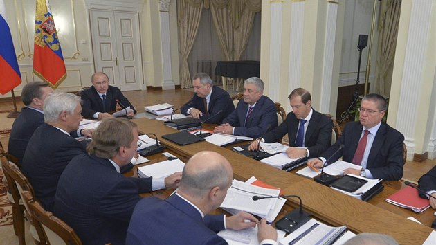 Rusk prezident Putin pedsed setkn vojensko-prmyslov rady (20. ledna 2015).