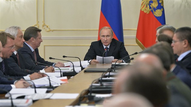 Rusk prezident Vladimir Putin pedsed vojensko-prmyslov rad (20. ledna 2015).