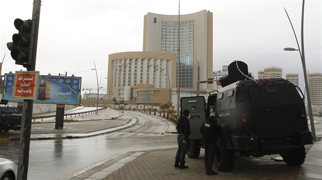 Bezpenostn sly okolo hotelu v Tripolisu, na kter zatoili ozbrojenci (27. ledna 2015).