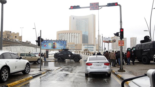 Bezpenostn sly okolo hotelu v Tripolisu, na kter zatoili ozbrojenci (27. ledna 2015).