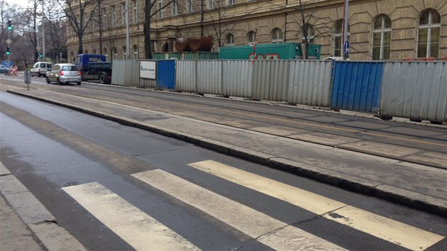 Dti si na zastvce Vinohradsk trnice chtly zkrtit cestu do koly, vbhly pod projdjc auto (28.1.2015)