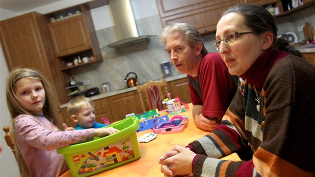 Petr a Zuzana Sovkovi z Vnorov na Hodonnsku maj dv dti a jsou pipraven pibrat k nim i syny Zuzaniny sestry Evy Michalkov. Ty ji odebral ad v Norsku. kde ije.