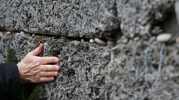 Peiv zahjili tern 70. vro osvobozen Osvtimi pokldnm vncm a zapalovnm svek u Zdi smrti v tboe Auschwitz I (27. ledna)