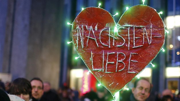 Protestujc proti demonstraci Legidy. Na transparentu ve tvaru srdce je npis Nachstenliebe - Lska k blinm (21. ledna 2015).