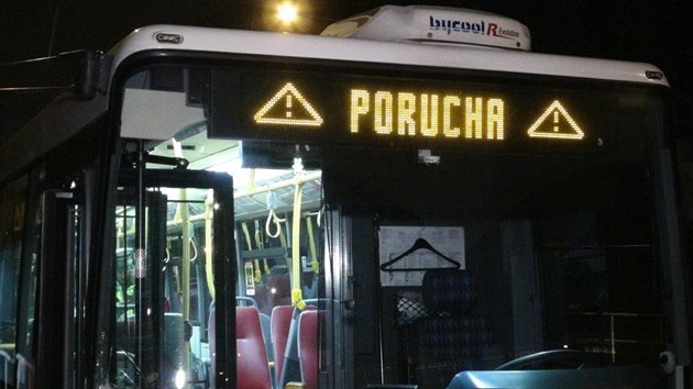 idi autobusu prask MHD zkolaboval za volantem a sjel ze silnice (23. ledna 2015).