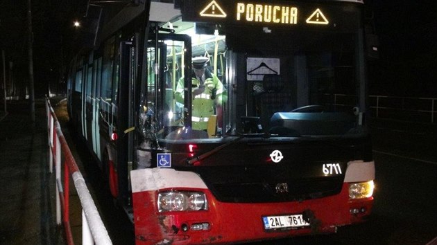 idi autobusu prask MHD zkolaboval za volantem a sjel ze silnice (23. ledna 2015).