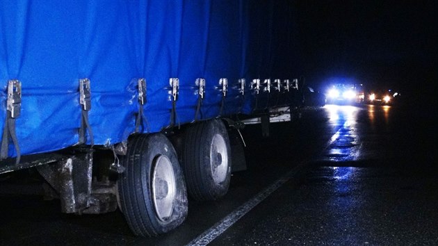 Nehoda mezi osobnm a nkladnm vozidlem na silnici 1/9 u obce elzy (28. ledna 2015).