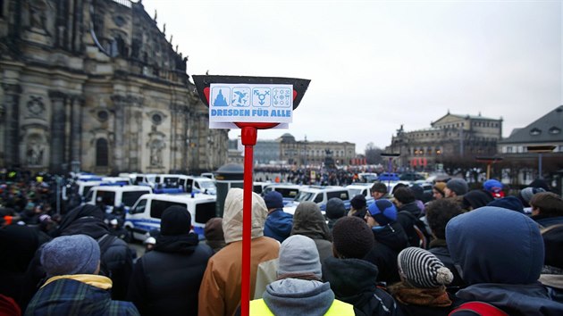 Na demonstrace Pegidy v saskch Dranech se objevili i odprci hnut, ob skupiny oddlovaly policejn kordony (25. ledna 2015)