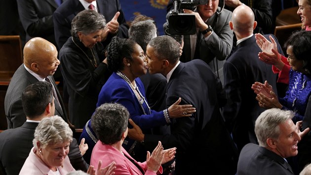 Prezident Barack Obama se zdrav s kongresmeny ped svm projevem k nrodu (20. ledna 2015).