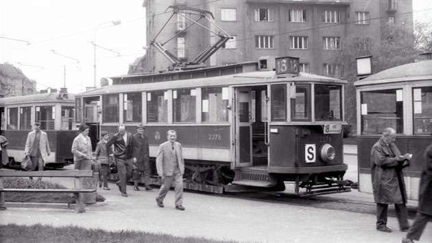 PODBABA. Konen linky . 18 v Podbab v roce 1973. Zde linka 18 konila v letech 19371978.