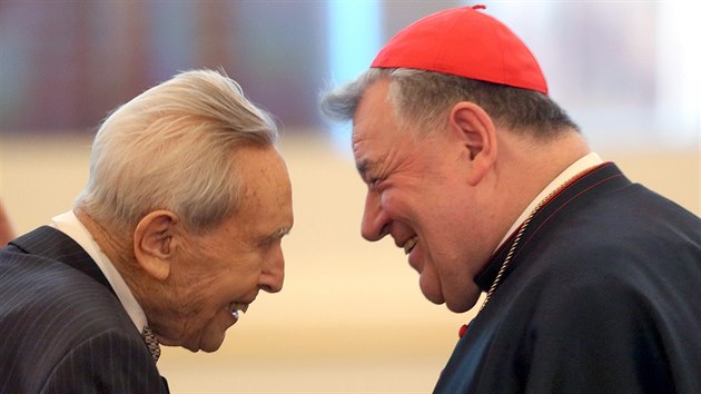 Profesor Felix Kolmer (vlevo) a kardinl Dominik Duka na konferenci Let My People Live, podan na Praskm hrad k 70. vro osvobozen Osvtimi. (25. ledna 2015)