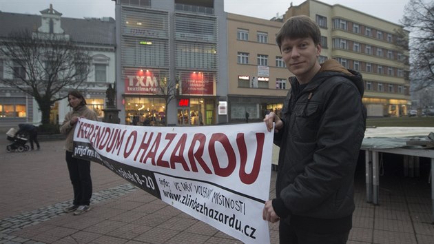 Zstupci Komunitn kiovatky informovali obyvatele Zlna o referendu i den ped jeho konnm (22. ledna 2015).