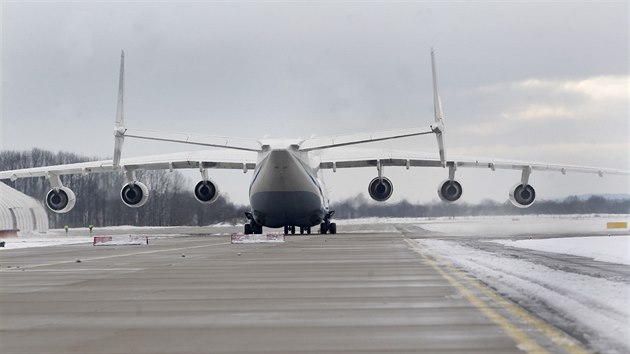 Nejvt letoun svta An-225 Mrija na monovskm letiti. (26. ledna 2015)