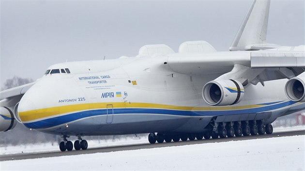 Nejvt letoun svta An-225 Mrija na monovskm letiti. (26. ledna 2015)