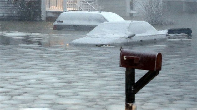 Zplanen ulice v pobenm mst Scituate ve stt Massachusetts. Pobe v noci zashla snhov boue provzen silnm vtrem. (27. 1. 2015)