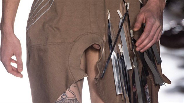 Nvrh Rick Owens odhalil modelm  penisy na pehldce podzim-zima 2015 v Pai.