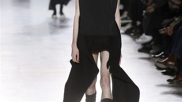 Nvrh Rick Owens odhalil modelm penisy na pehldce podzim-zima 2015 v Pai.