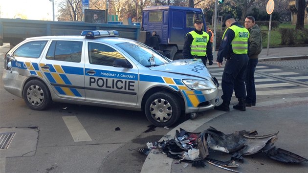 Nehoda policejnho vozu v kiovatce ulic Vinohradsk a umavsk v Praze 2. (29. ledna 2015)