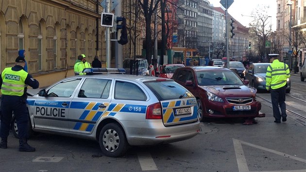 Nehoda policejnho vozu v kiovatce ulic Vinohradsk a umavsk v Praze 2. (29. ledna 2015)