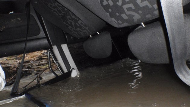 Auto skonilo v potoce mezi obcemi Lzn Blohrad a Chote na Jinsku. (19. 1. 2015)