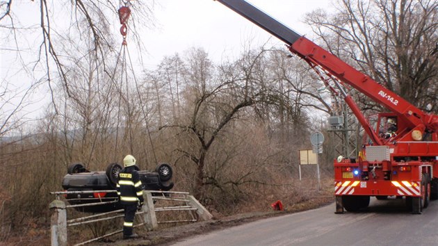 Auto skonilo v potoce mezi obcemi Lzn Blohrad a Chote na Jinsku. (19. 1. 2015)