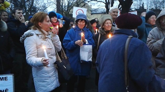 Lid v Hornm Jietn demonstrovali za zachovn tebnch limit. (28. ledna 2015)