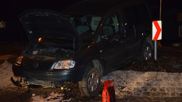 idika volkswagenu nezvldla jzdu po kruhovm objezdu a uvzla na jeho vyvenm stedu.