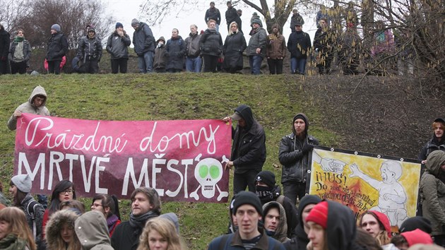 Demonstrace za autonomn sociln centrum v budov vybydlen plicn kliniky na praskm ikov se zastnilo nkolik stovek lid (24. ledna 2015).