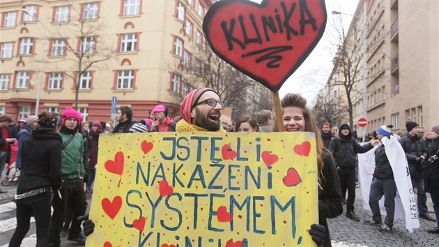 Demonstrace za autonomn sociln centrum v budov vybydlen plicn kliniky na praskm ikov se zastnilo nkolik stovek lid (24. ledna 2015).