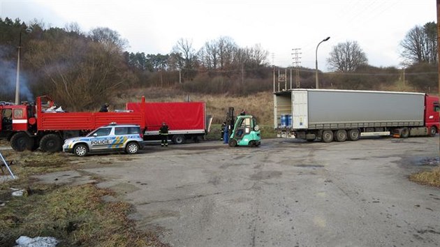 Odvoz chemikli z jednoho ze sklad uvnit arelu ve Vrbticch. (23: ledna 2015).