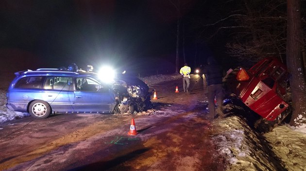 idi naboural do traktoru, kdy vystoupil, smetl ho peugeot.